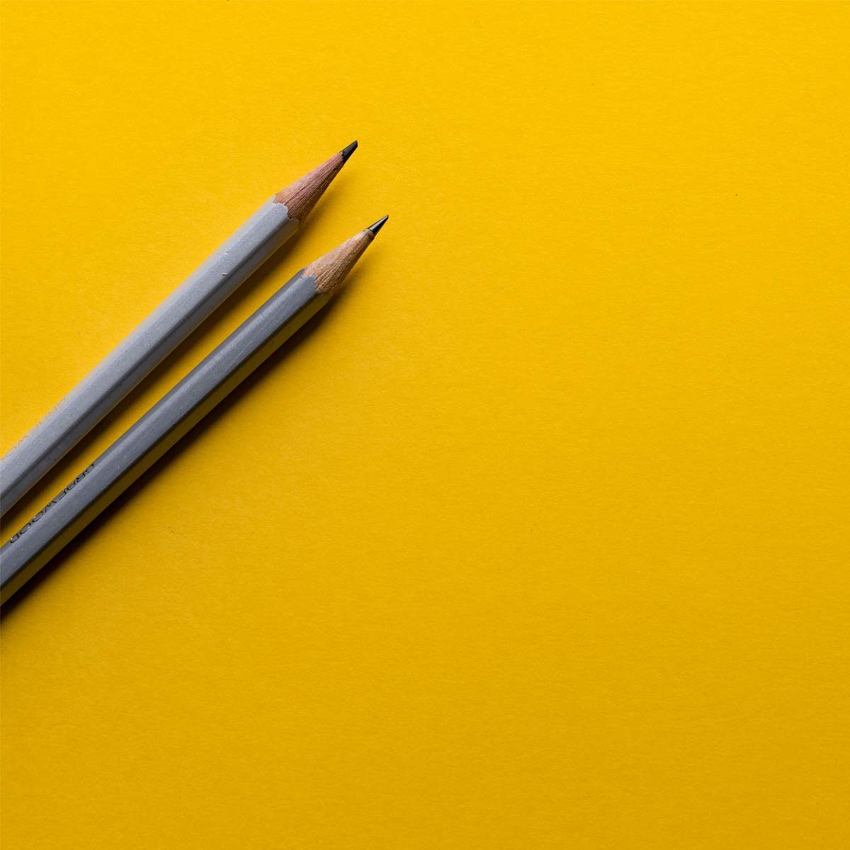 Artikelbild Startseite Dein Ergebnis Eine Hand hält einen Stift und markiert Punkte auf einer Notiz im Kästchenformat.