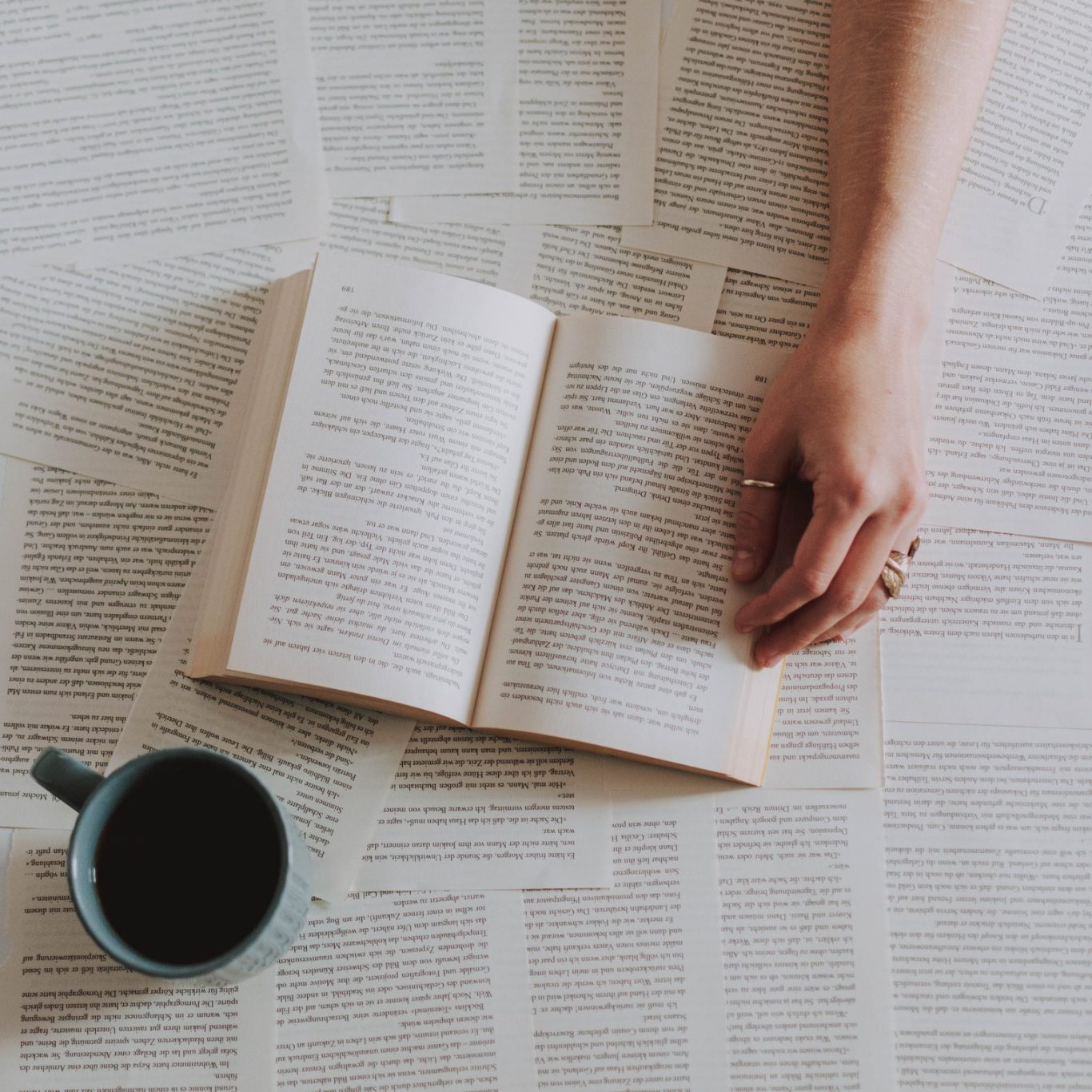 Titelbild fuer Gut-zu-wissen-Seite Thema Ablauf Schwarzer Kaffeebecher mit dem Schriftzug "WEBHERZ", neben Stift und gelbem Notizbuch.